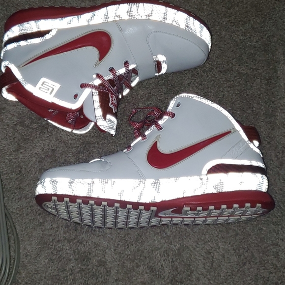 SHOES - Picture 5 of 9